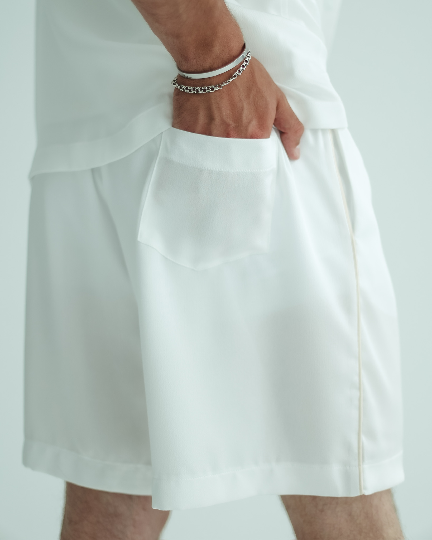 Shorts - white with beige line(1)